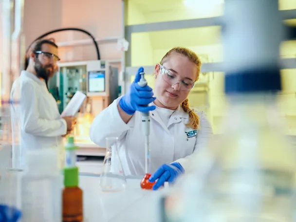 Tutkimusta laboratoriossa Tutkimusta laboratoriossa